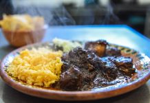 Costilla en salsa de chile seco, platillo representativo de Xalapa