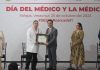 Entrega Gobernador Medalla al Mérito al médico Roberto Peralta Juárez
