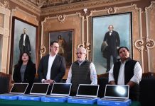 Entrega Alberto Islas equipo de cómputo al Colegio Preparatorio de Xalapa