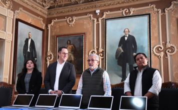 Entrega Alberto Islas equipo de cómputo al Colegio Preparatorio de Xalapa