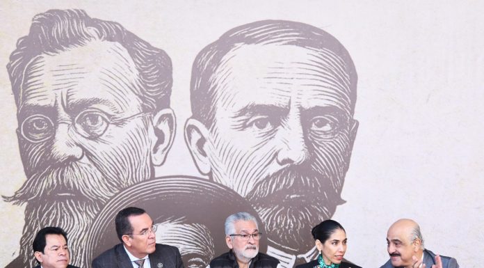 Asiste Alberto Islas Reyes a desfile de la Revolución Mexicana